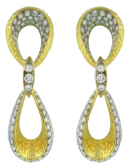 18kt yellow gold hanging diamond earrings.