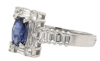 18kt White gold diamond and oval sapphire ring