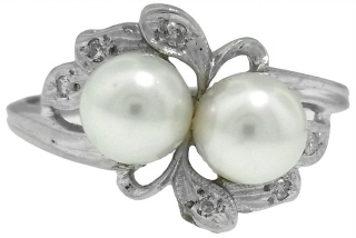10kt white gold pearl and diamond ring