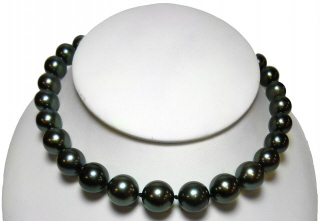 Strand Tahitian pearl necklace with 14kt white gold diamond clasp