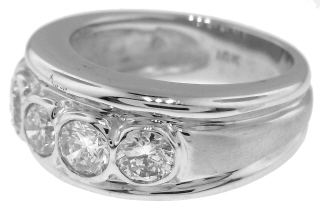 18kt white gold diamond ring