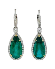 18kt white gold pear shape emerald and diamond dangle earrings