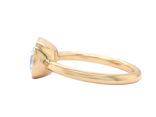 18kt yellow gold  bezel set white topaz ring