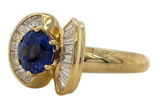 18kt yellow gold sapphire and baguette diamond ring