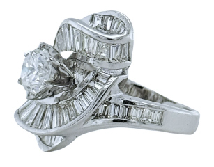 14kt white gold round and baguette diamond ring