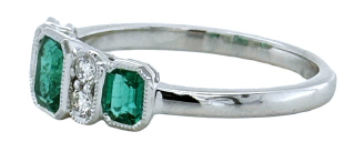 18kt white gold emerald and diamond ring