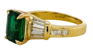 18kt Yellow gold gold emerald and diamond ring