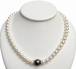 Strand of pearl and diamond necklace with white gold catch
