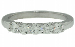 18kt white gold 5-stone shared prong diamond band