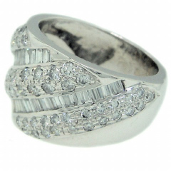 18kt white gold round and baguette diamond ring